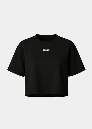 Kinia Studio Tee Onyx Black front view – women’s cropped performance t-shirt in soft cotton jersey, minimalist logo print, ideal for athleisure and activewear layering.