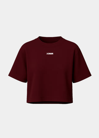 Kinia Studio Tee Plum front view – women’s cropped performance t-shirt in soft cotton jersey, minimalist logo print, ideal for athleisure and activewear layering.