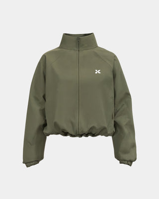 Kinia Off Duty Jacket front view in sage green – a packable, ultra-lightweight women’s performance jacket designed for active lifestyles. Featuring a modern cropped fit, elasticated hem, and zip closure. Perfect for functional athleisure wear, commuting, or light training. Breathable, water-repellent, and fashion-forward.